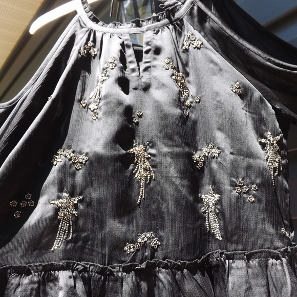 NWT black cold shoulder top with shooting stars - Picture 4 of 7